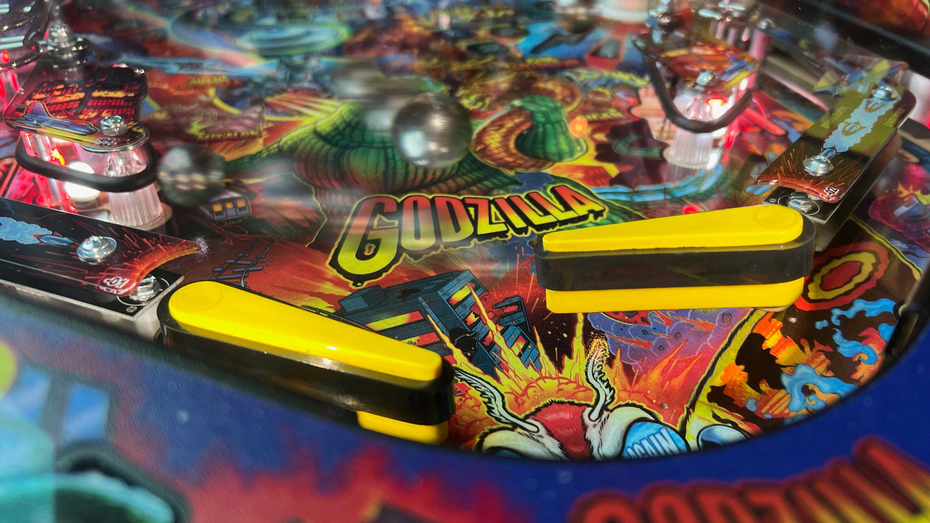 Pinball machine with ball bouncing around